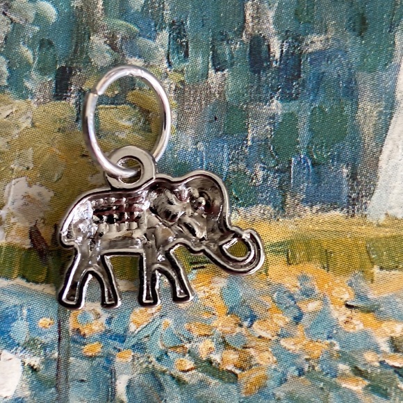 5/$10❤️❤️❤️NEW Tibetan Silver Trunks Up Elephant Charm - Picture 2 of 3